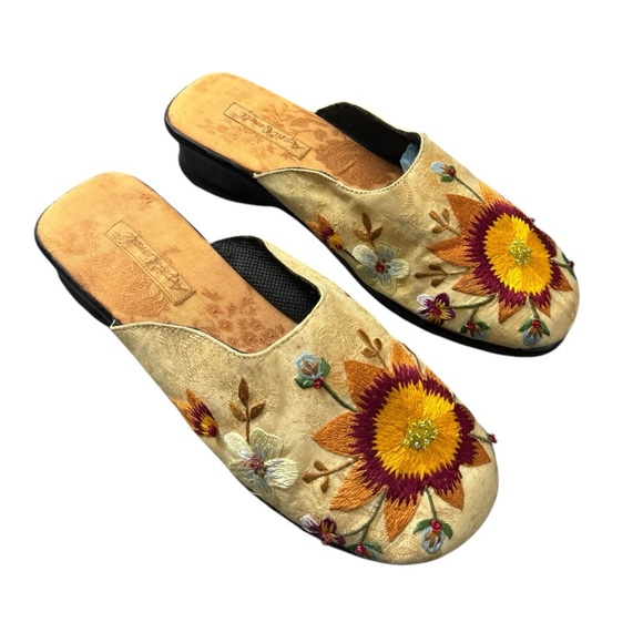 April Cornell Floral Embroidered Slip On Shoes Size 8.5 - Picture 1 of 4